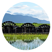 田園と水車の写真