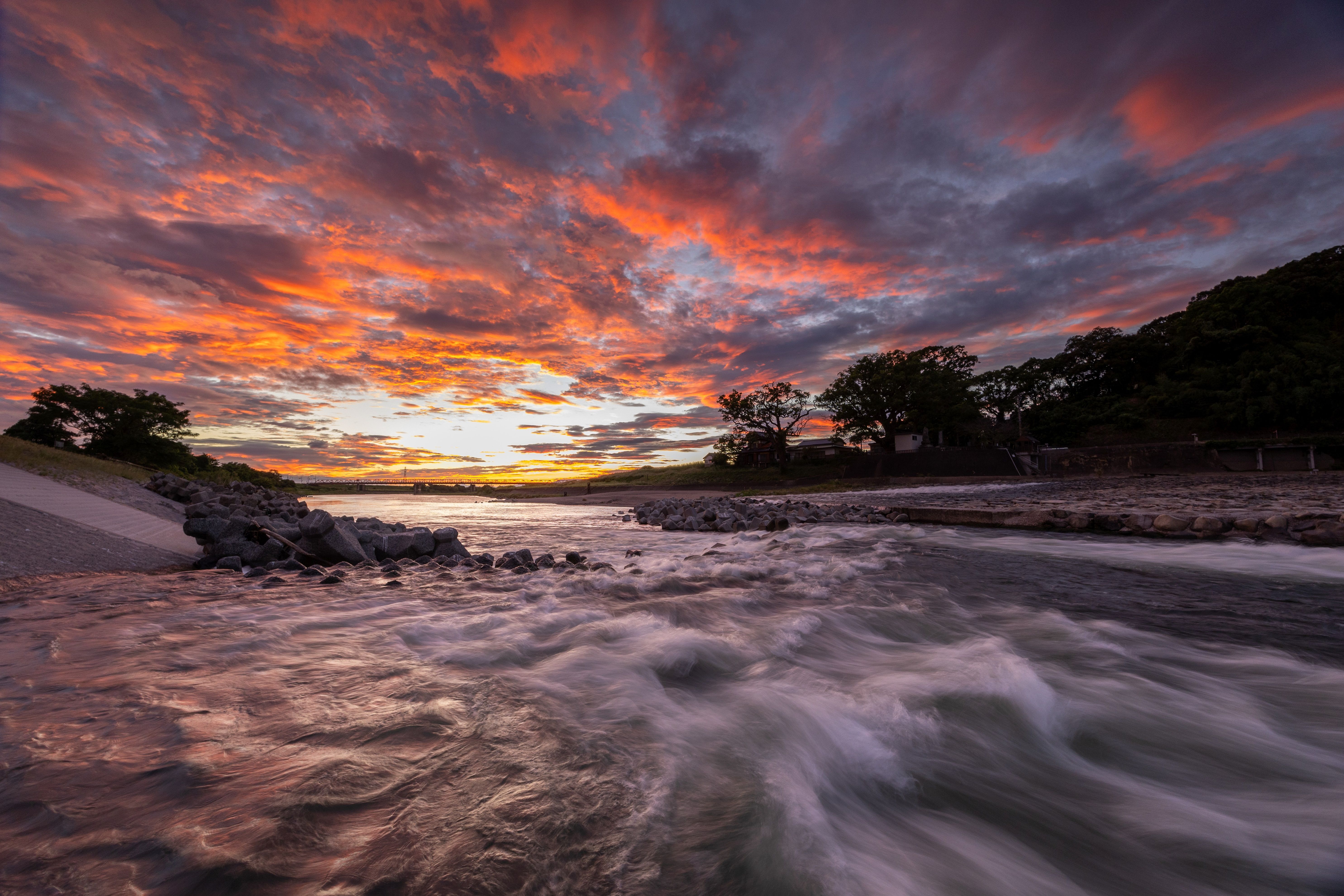 銀賞(山田堰 夕焼け空と夕日に染まる濁流)の画像
