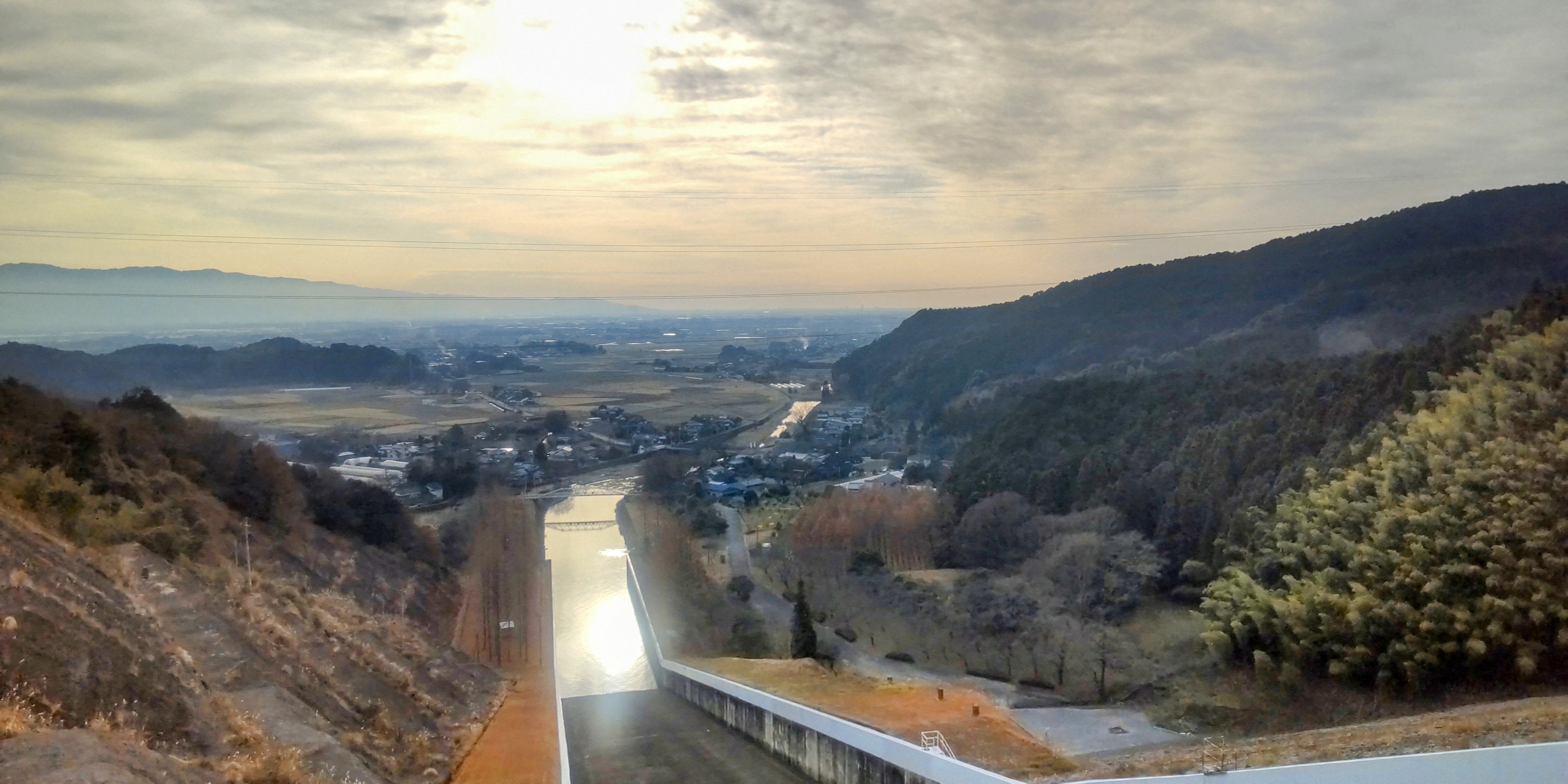 銅賞(寺内ダム天端から見る今年初の夕陽)の画像