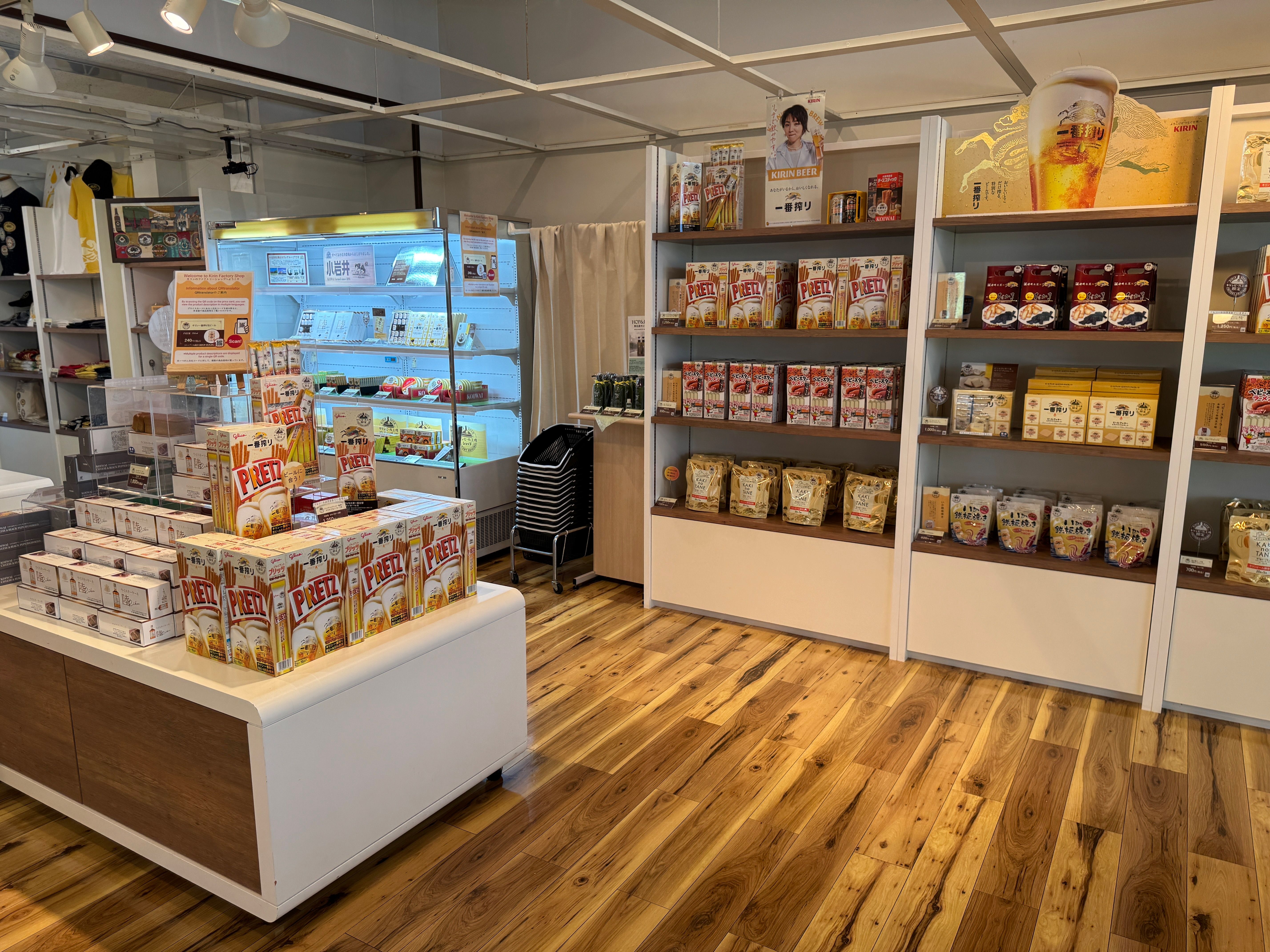 お土産売り場の様子（工場限定品あり！）の画像