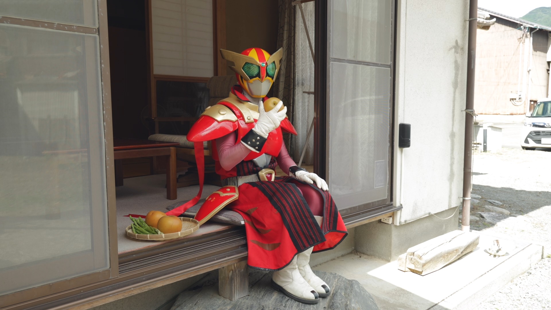 「朝倉」ネタの笑えるシーン一例：朝倉市お試し居住ハウスの縁側で、フクオカリバーがおすそ分けにもらった梨を食べるシーンの画像