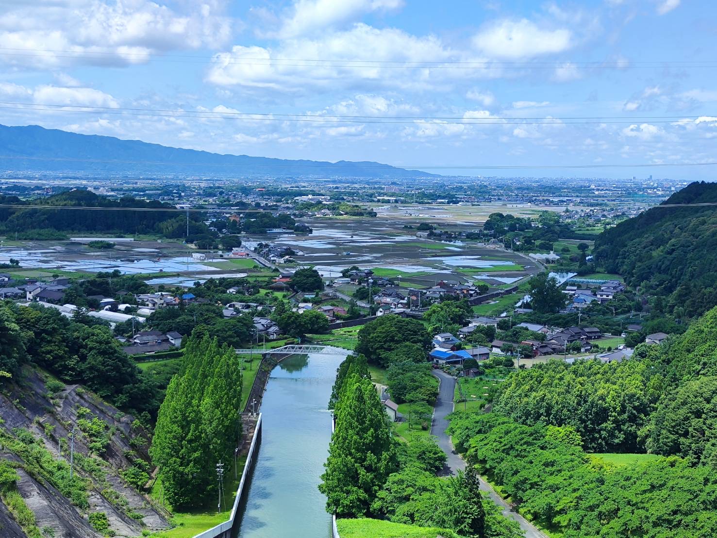 ダム堤体上から見た朝倉市の画像
