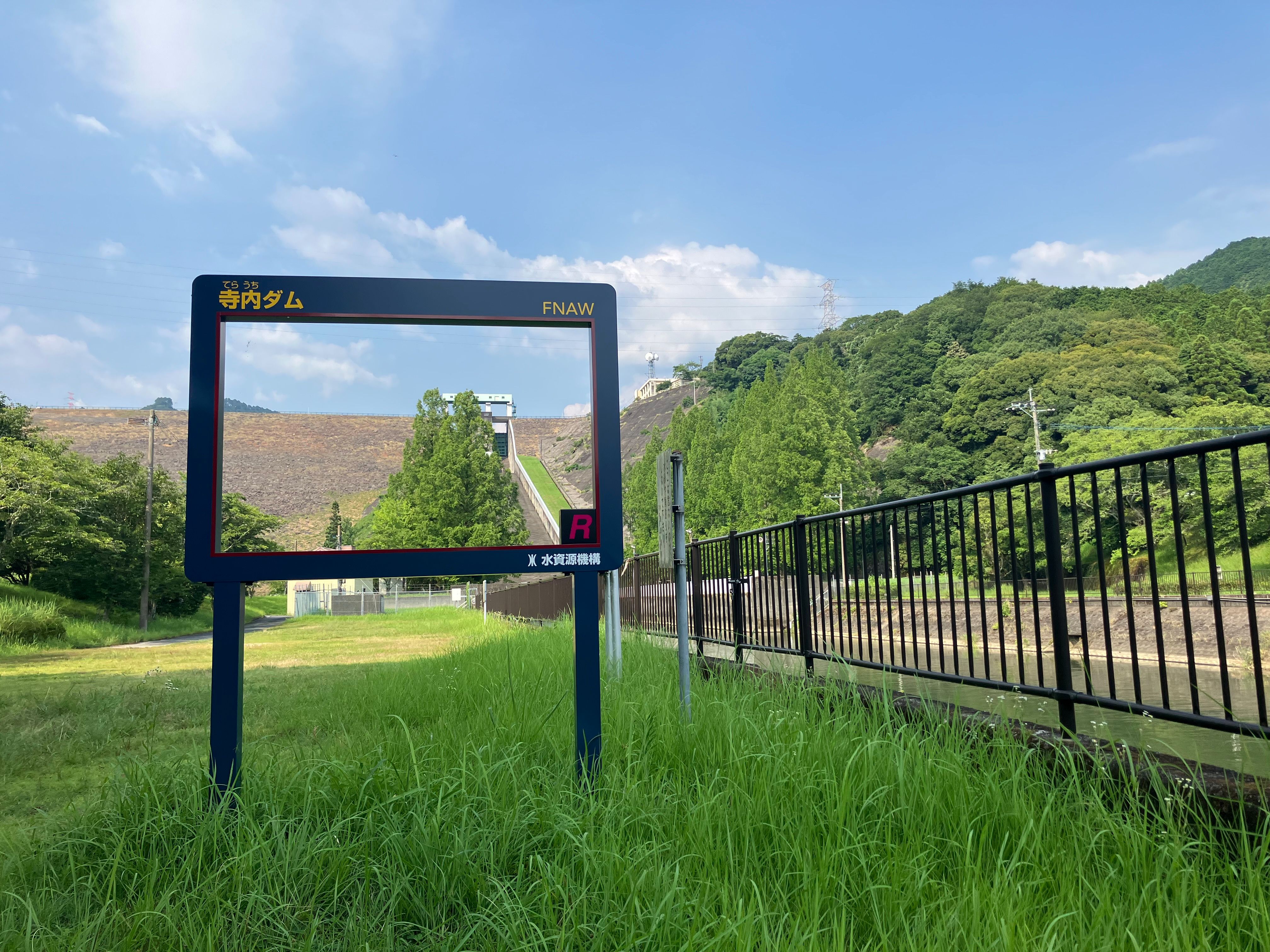 ダムフォトフレーム(ダム堤体下の下流広場にあります)の画像
