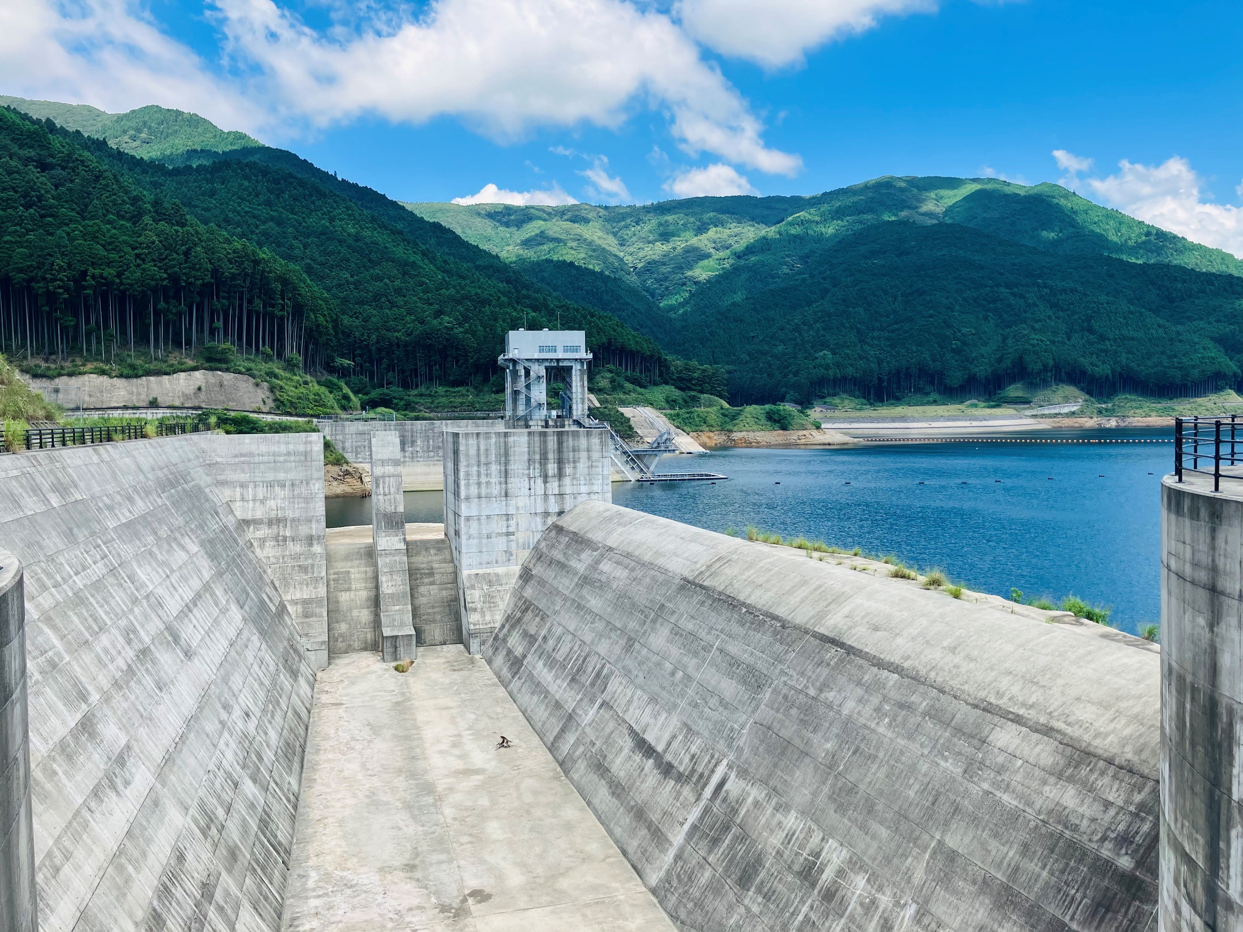 自然調節方式洪水吐き（管理棟の向かい側）の画像