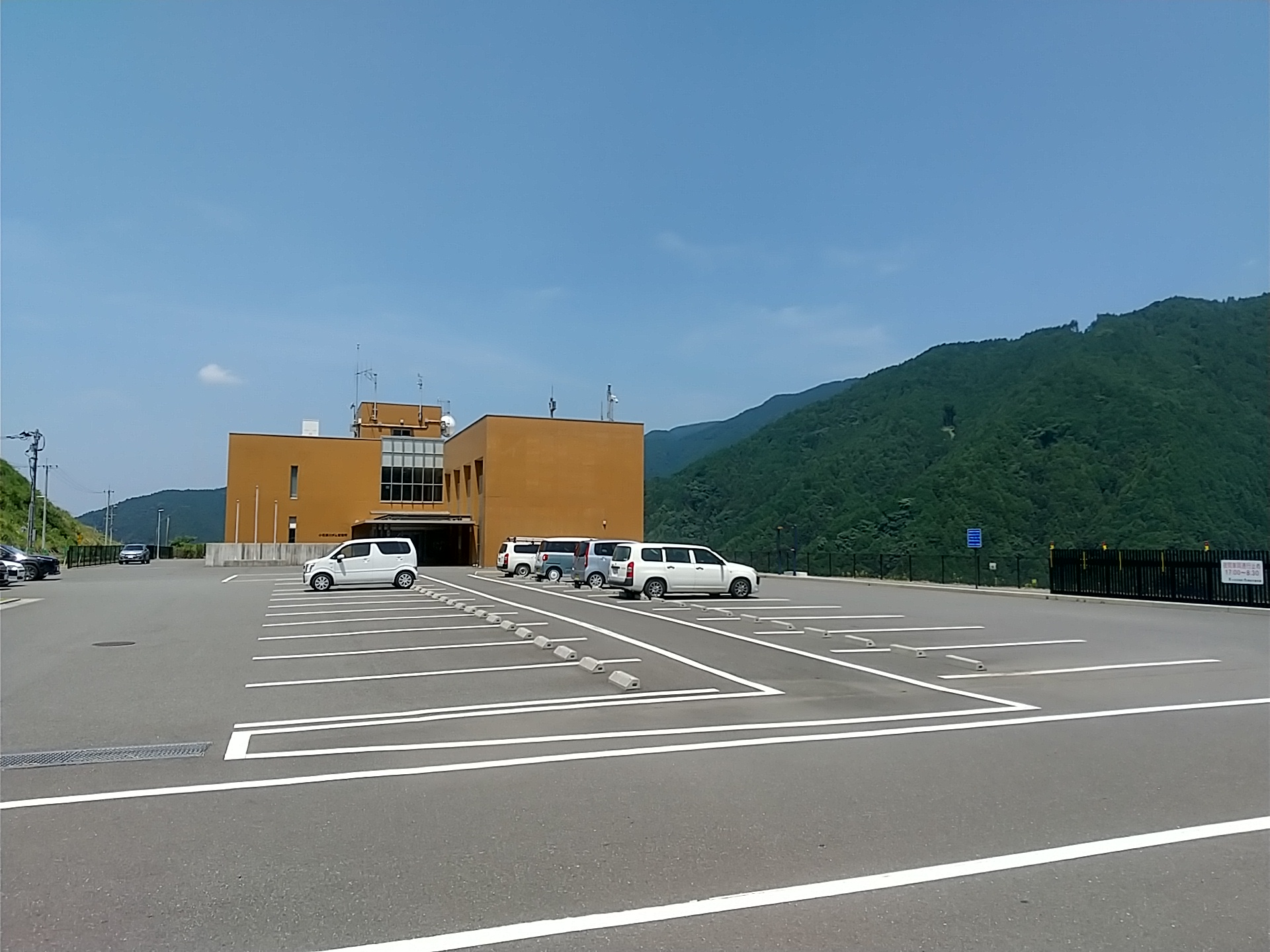 管理棟・駐車場の画像