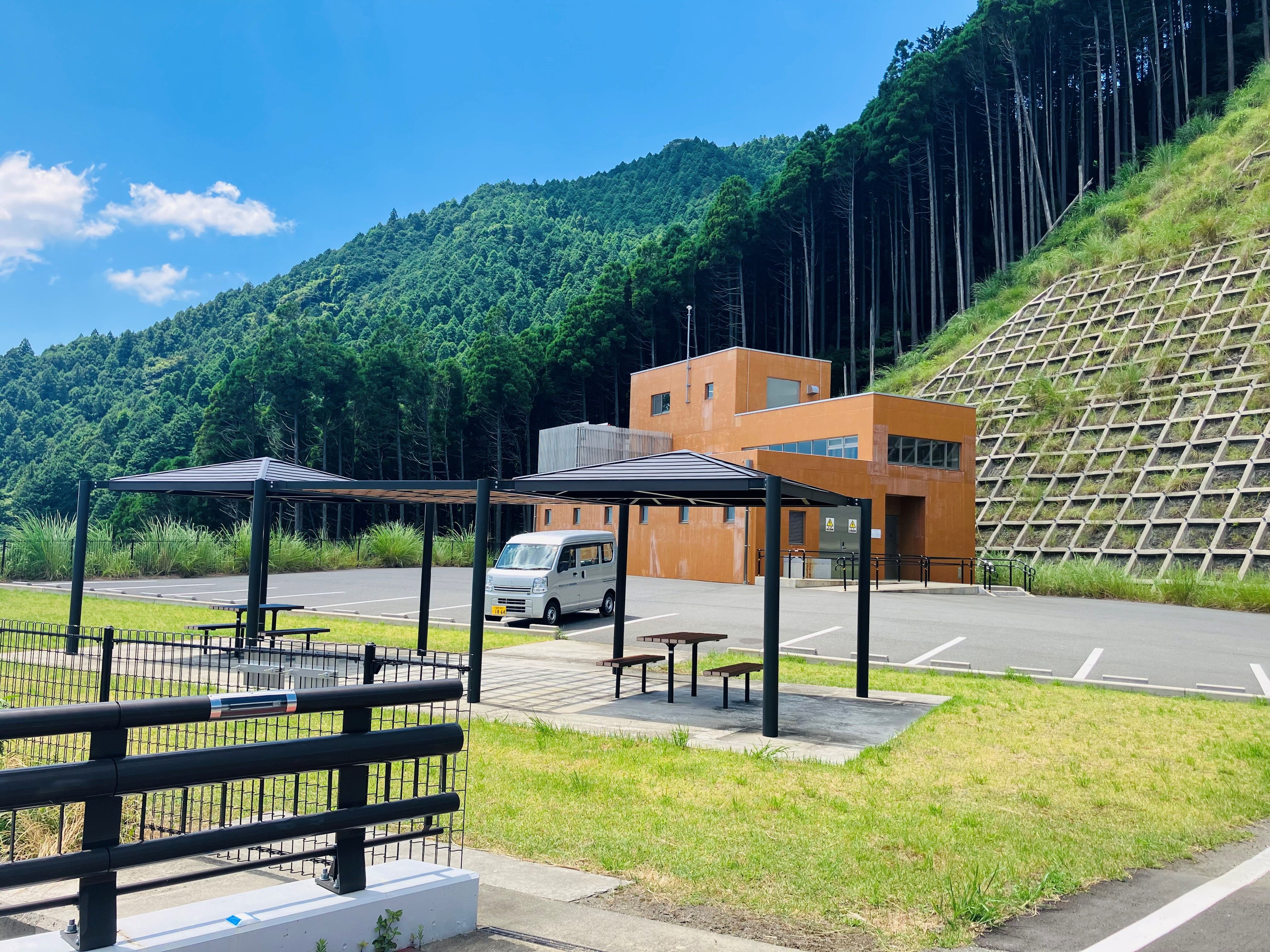 管理棟の向かい側にある駐車場の画像