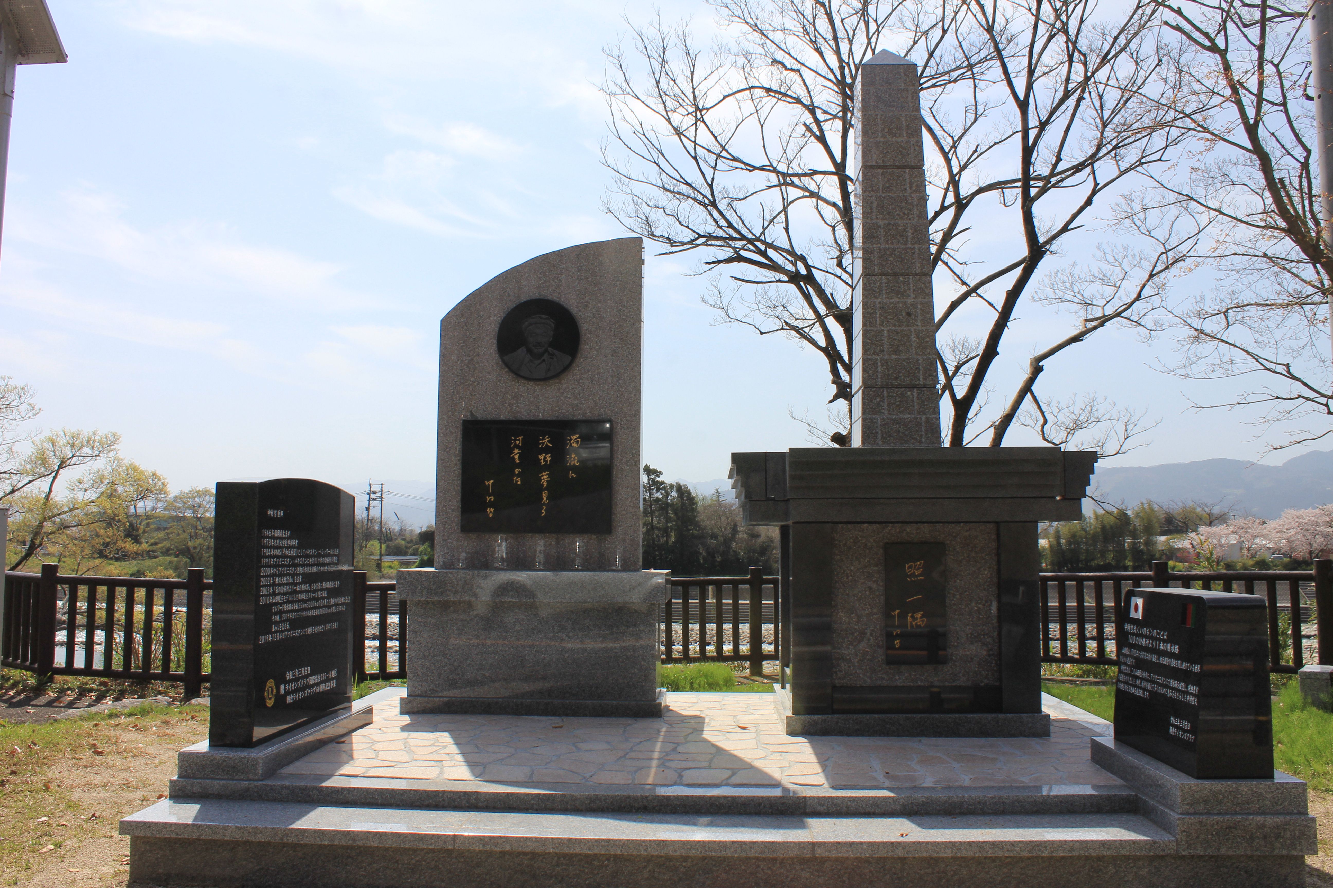 記念碑（山田堰展望広場）の画像