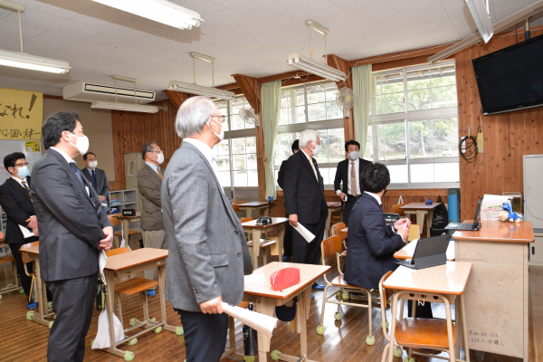 令和3年2月22日【秋月中学校ICTデジタルコンテンツ設備視察】の画像