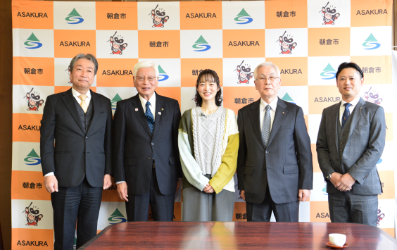 令和6年12月17日【親善大使 朝倉あき氏来訪】の画像1