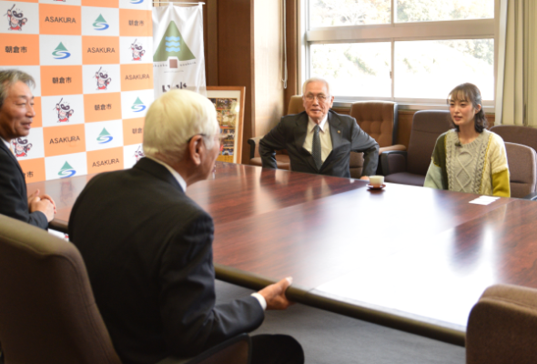 令和6年12月17日【親善大使 朝倉あき氏来訪】の画像2