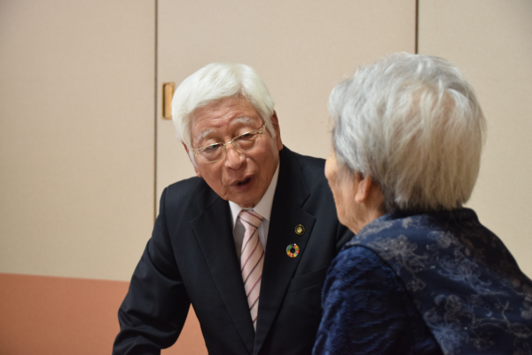 令和6年9月13日【敬老の日記念品贈呈】の画像1