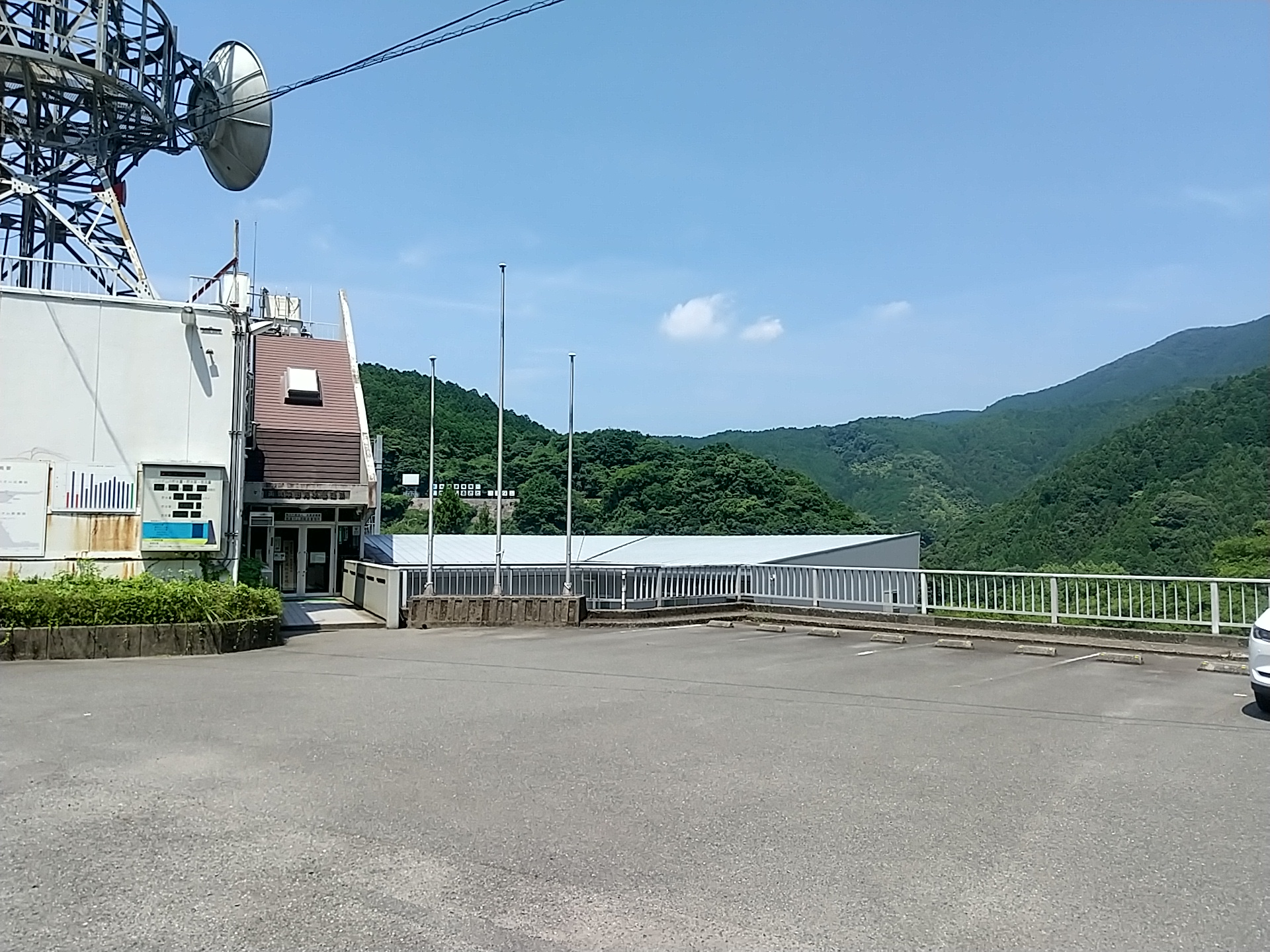 管理棟・駐車場の画像