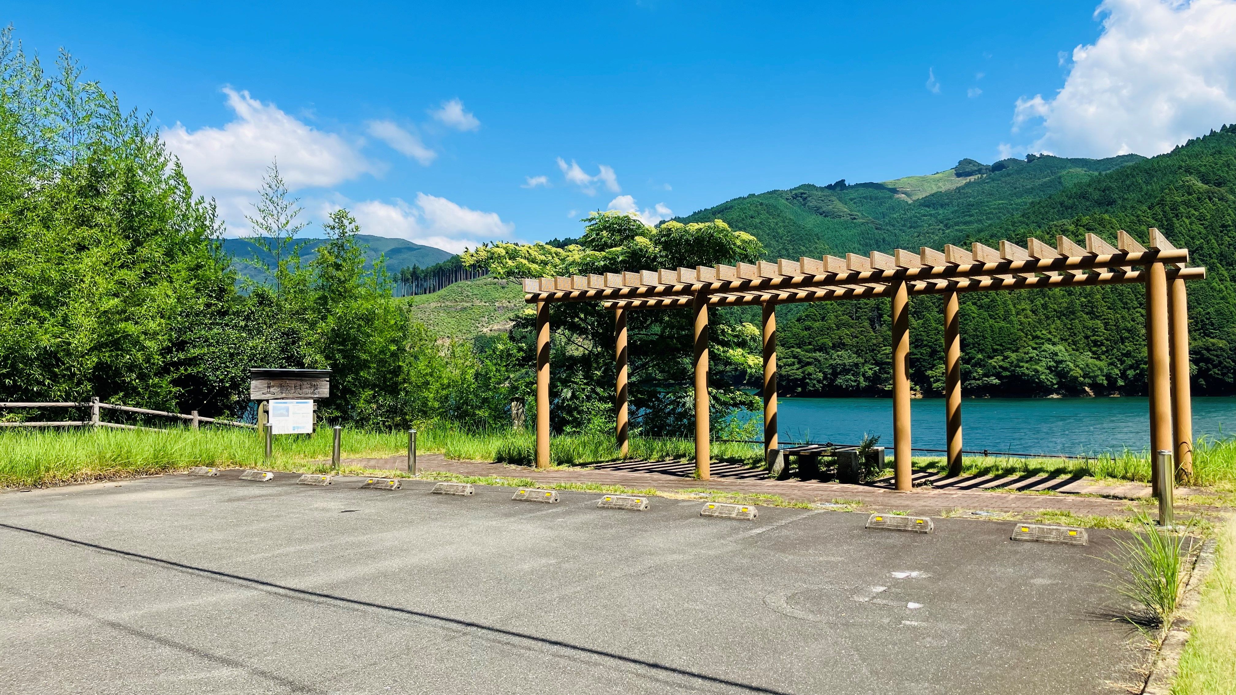 管理棟から上流へ向かう途中の東側駐車場の画像