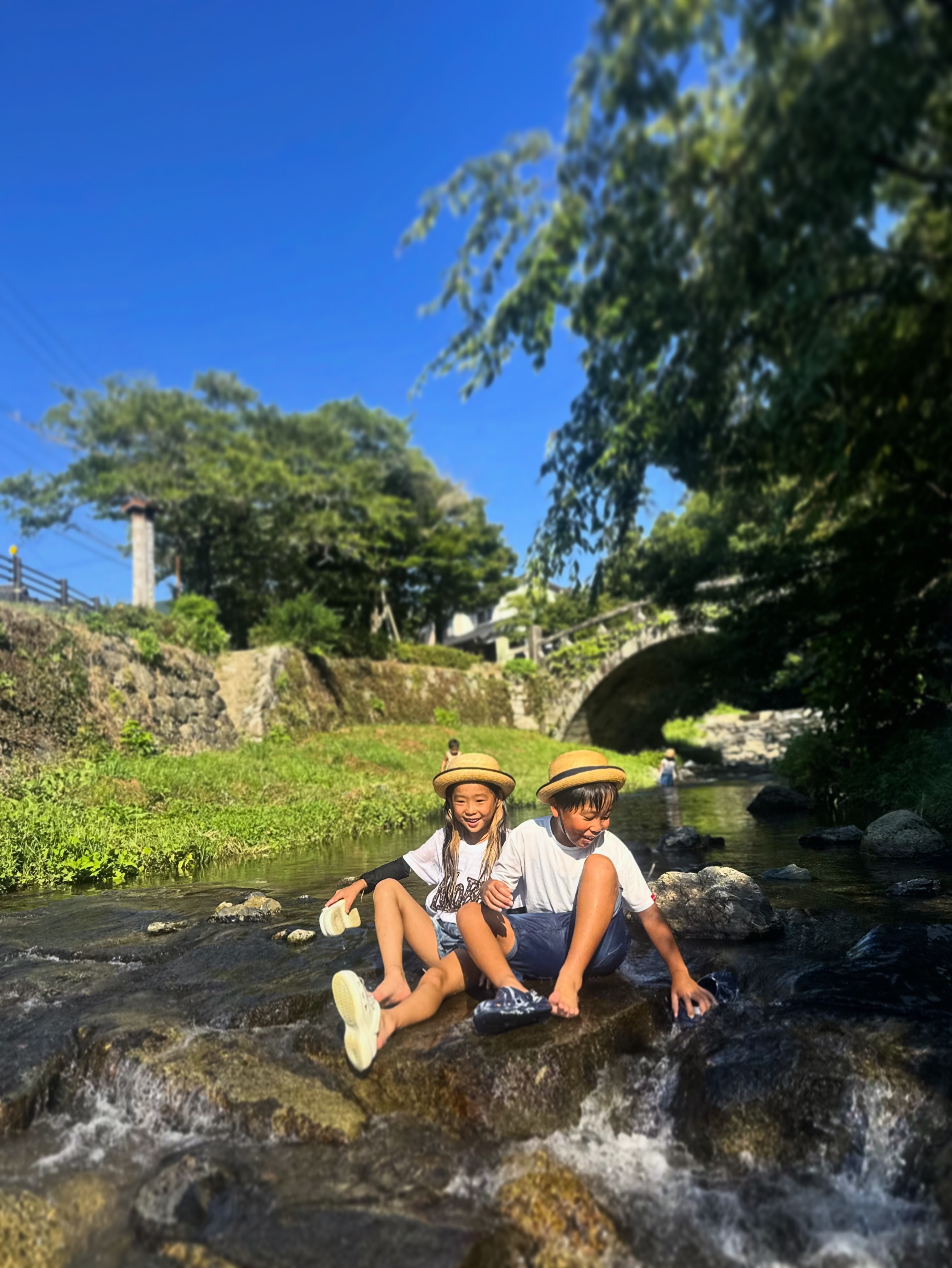 銀賞「夏空と笑顔が映える川遊び」