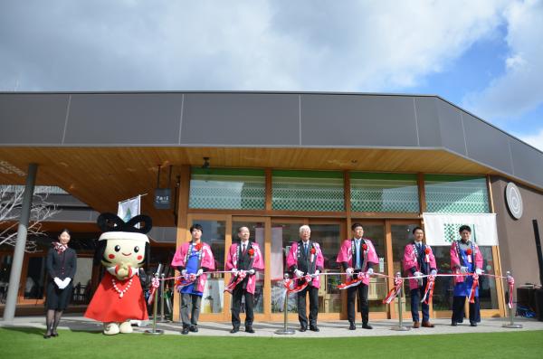 2/8(日)「朝倉SA」オープニングイベントでは、朝倉市長はじめ関係機関や学生の皆さんによりテープカットを行いました