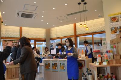 学生たちがデザインし、照明にもこだわった店舗空間。