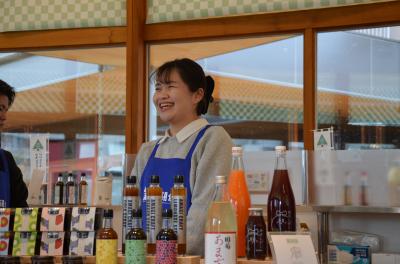 学生自らがメインで販売・接客します。試食・試飲などができる商品もあります。