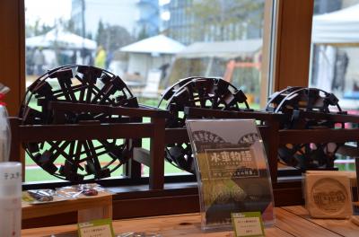 朝倉のシンボル・三連水車の模型なども展示。地元高校生とコラボした商品など魅力的な商品が並んでいます。