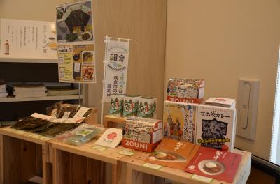 朝倉のシンボル・三連水車の模型なども展示。地元高校生とコラボした商品など魅力的な商品が並んでいます。