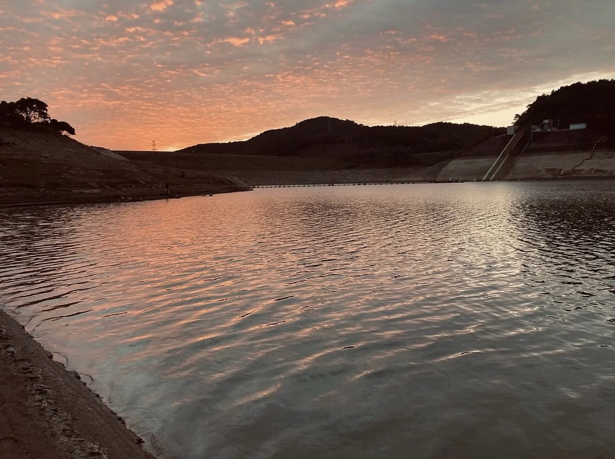 茜さす静寂の湖面