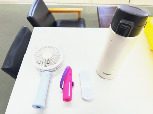 ハンディファン、曇り止め、櫛、水筒