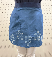 甘木絞りで作ったエプロンを着用した写真