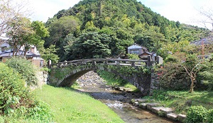 夏の秋月　目鏡橋