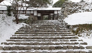 冬の秋月　長屋門