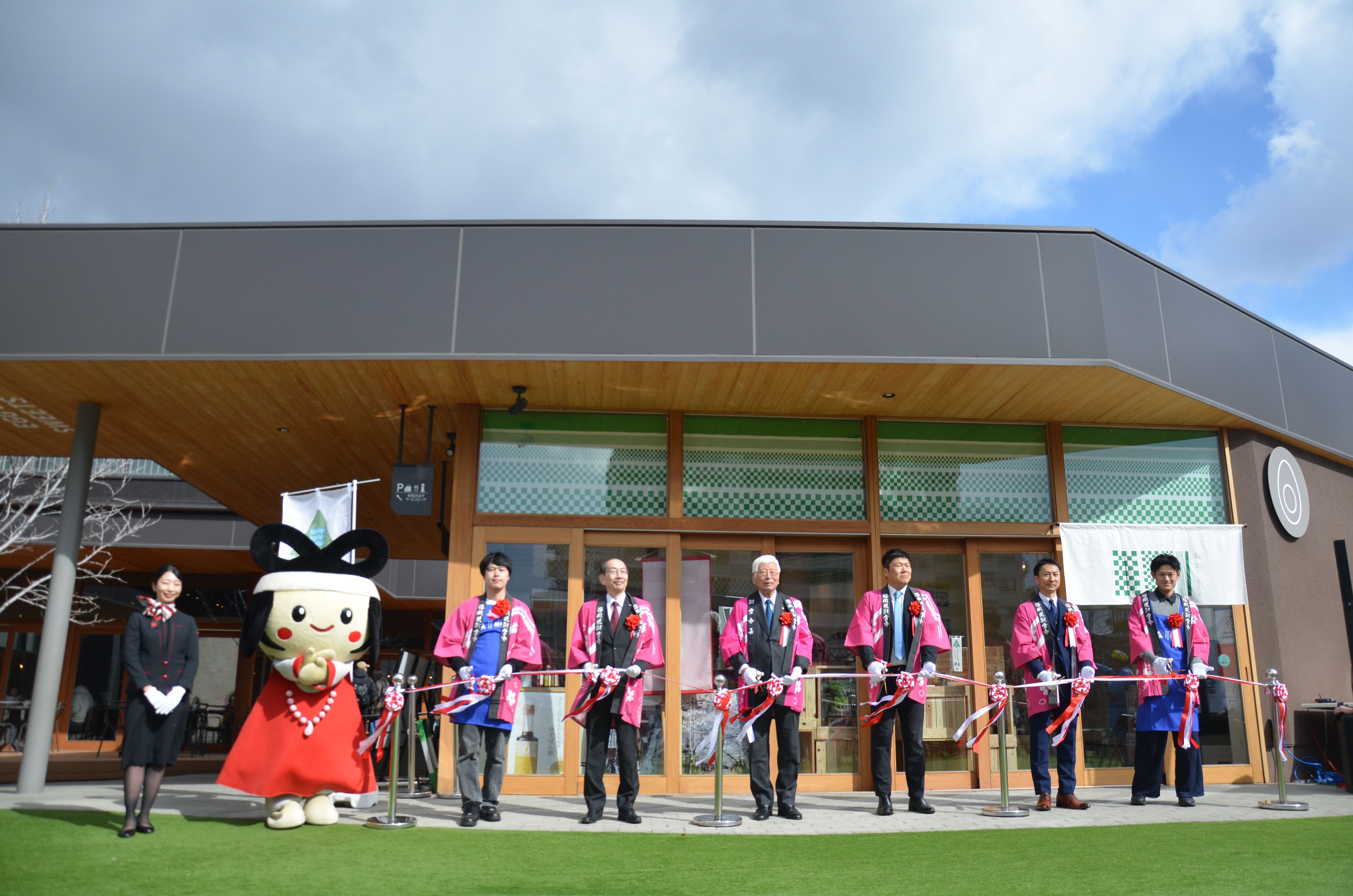 2/8(日)「朝倉SA」オープニングイベントでは、朝倉市長はじめ関係機関や学生の皆さんによりテープカットを行いました